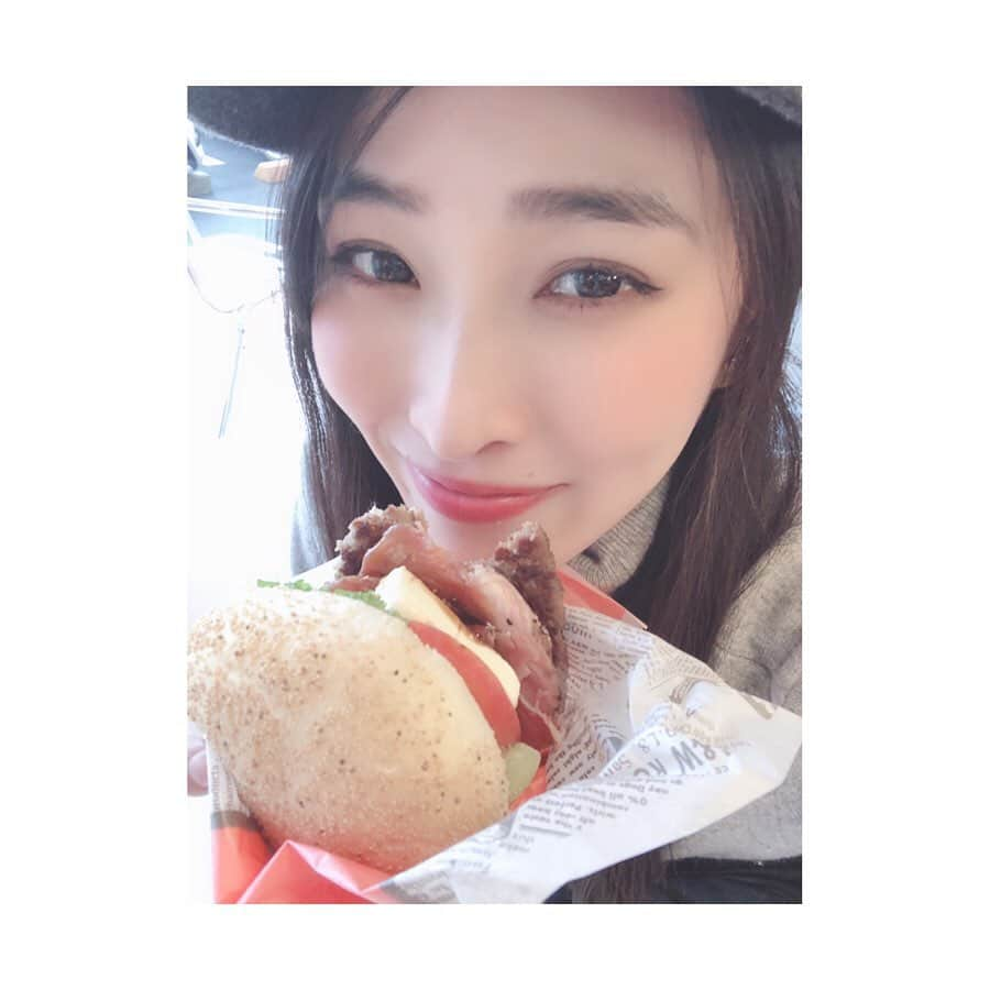 森田真以さんのインスタグラム写真 - (森田真以Instagram)「🍔 たまに食べると美味しいよね、ジャンクフード😙🍟笑 沖縄発祥のA&W初めて食べた🧡 . ルートピアっていう原材料謎のジュースは チョコレートと正露丸の混ざった味がして、 なんだかわたしは苦手だった🍫💊😅 . . .  #🍔 #🍟 #🥤」1月5日 0時47分 - morita_mai