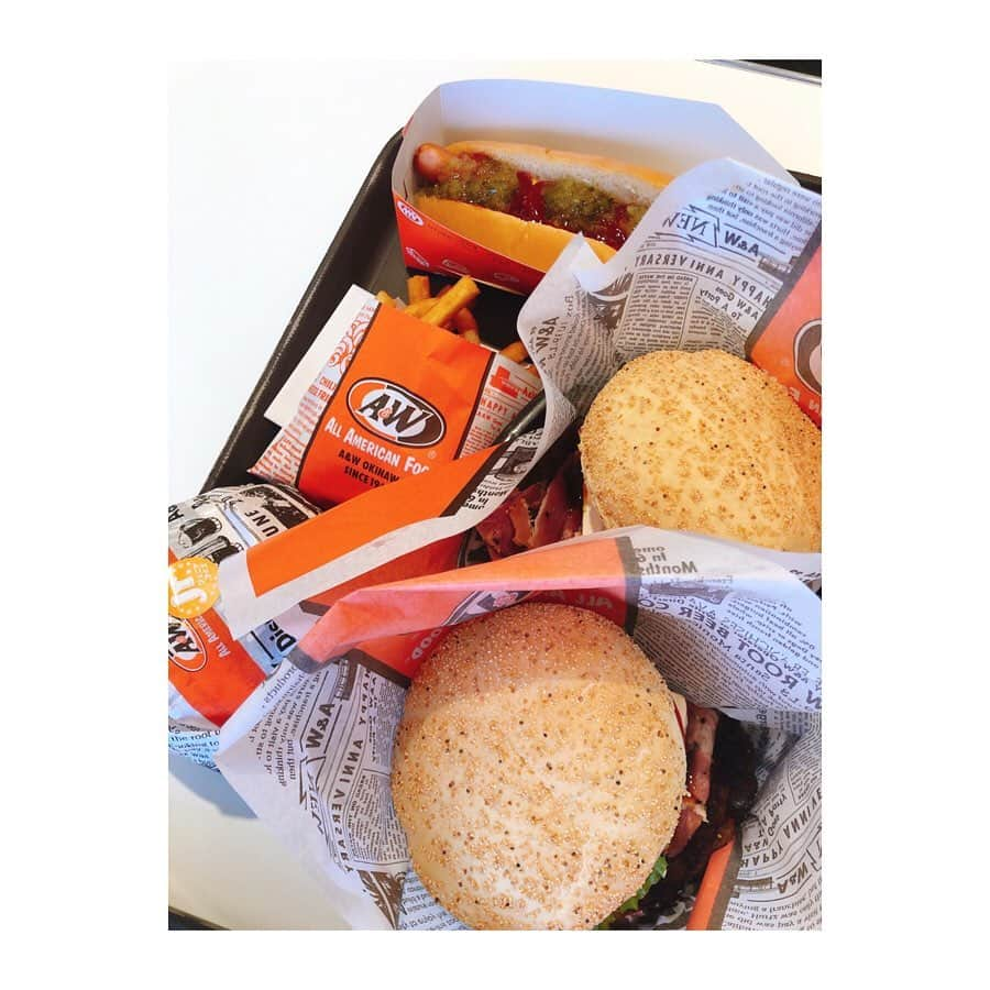 森田真以さんのインスタグラム写真 - (森田真以Instagram)「🍔 たまに食べると美味しいよね、ジャンクフード😙🍟笑 沖縄発祥のA&W初めて食べた🧡 . ルートピアっていう原材料謎のジュースは チョコレートと正露丸の混ざった味がして、 なんだかわたしは苦手だった🍫💊😅 . . .  #🍔 #🍟 #🥤」1月5日 0時47分 - morita_mai