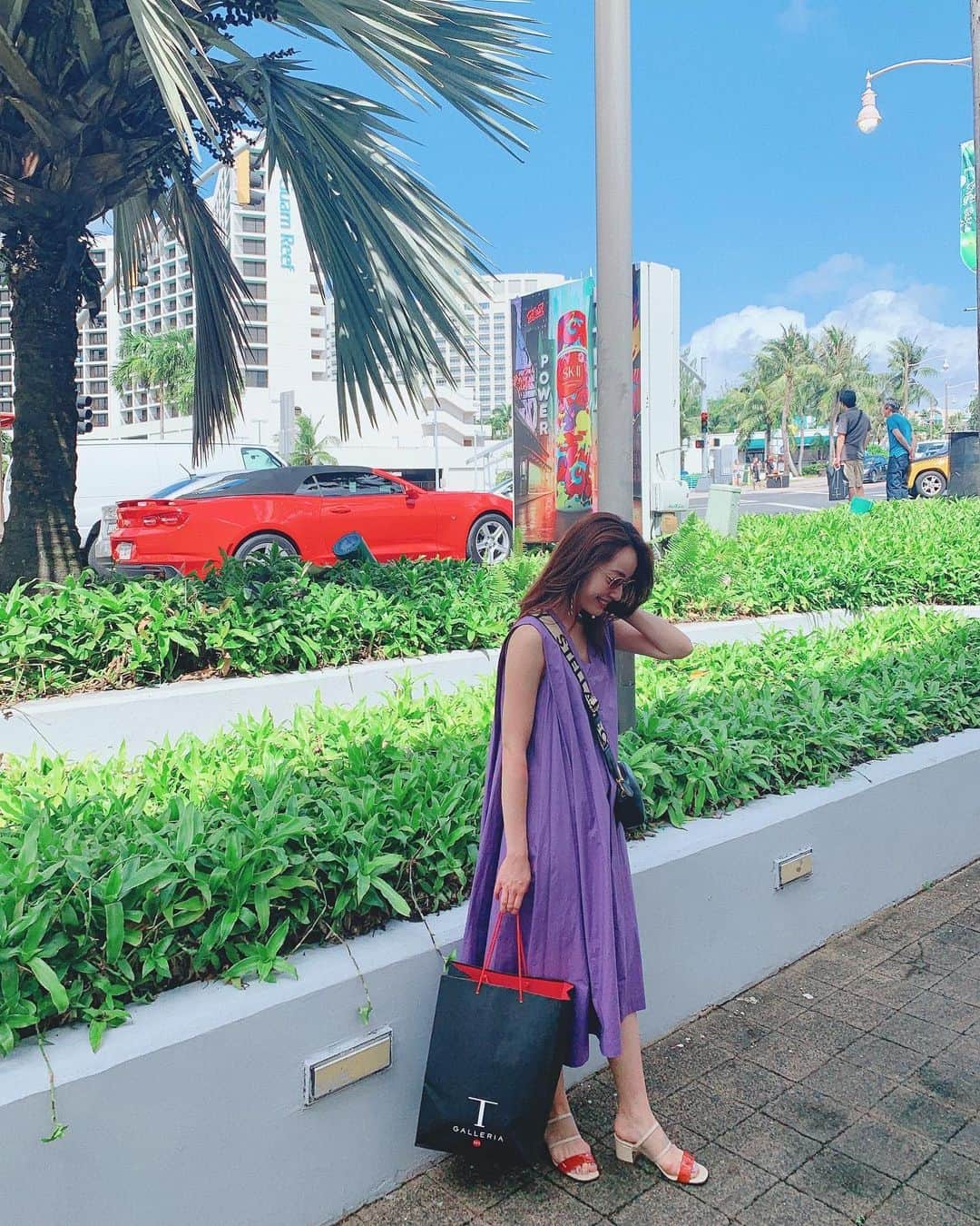 小祝麻里亜のインスタグラム：「新年初ショッピング。南国に来ましたが、冷静に冬物を買いました☺️🏝☃️ ． ． ＿＿＿＿＿＿＿＿ #グアム #グアム旅行 #guamtrip #dfsギャラリア #instaguam #guam #2020travel #셀피#셀스타그램#스타일링 #패션스타그램 #여행기록 #여행일기 #여행스냅」