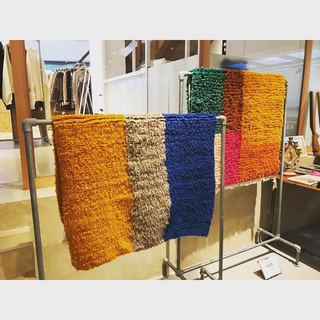 CPCMさんのインスタグラム写真 - (CPCMInstagram)「Wintersale開催中！ ブジャドラグ  伝統的なモロッカンラグのブジャドラグ。 ブジャド地方で手作りで織られています。 歴史が深く、伝統的な様式で織られひとつひとつに味わいがあります。 size  LEFT 147㎝x100㎝ RIGHT 152㎝x103㎝ どちらも¥70.000から30％OFF！ #初売り #ライフスタイル #cpcm  #シーピーシーエム #vintage #rug #ブジャド #ベニワレン #beniourain #boujaad #ラグ #wintersale」1月5日 11時42分 - cpcm.official