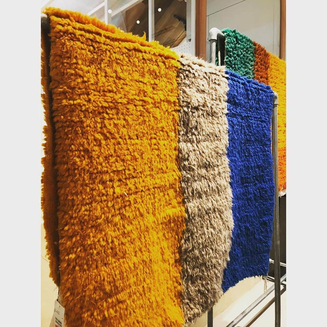 CPCMさんのインスタグラム写真 - (CPCMInstagram)「Wintersale開催中！ ブジャドラグ  伝統的なモロッカンラグのブジャドラグ。 ブジャド地方で手作りで織られています。 歴史が深く、伝統的な様式で織られひとつひとつに味わいがあります。 size  LEFT 147㎝x100㎝ RIGHT 152㎝x103㎝ どちらも¥70.000から30％OFF！ #初売り #ライフスタイル #cpcm  #シーピーシーエム #vintage #rug #ブジャド #ベニワレン #beniourain #boujaad #ラグ #wintersale」1月5日 11時42分 - cpcm.official