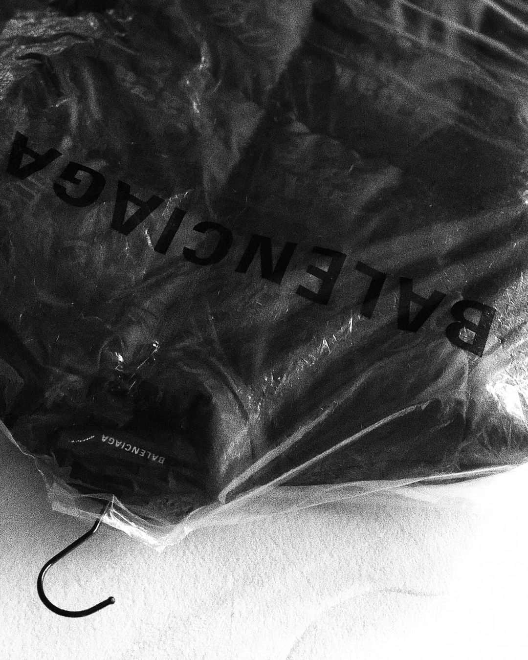 のインスタグラム：「@balenciaga  New year's first purchase goods🖤 #balenciaga #downjacket #shopping #2020 #firstsale #newyearsfirstsale」