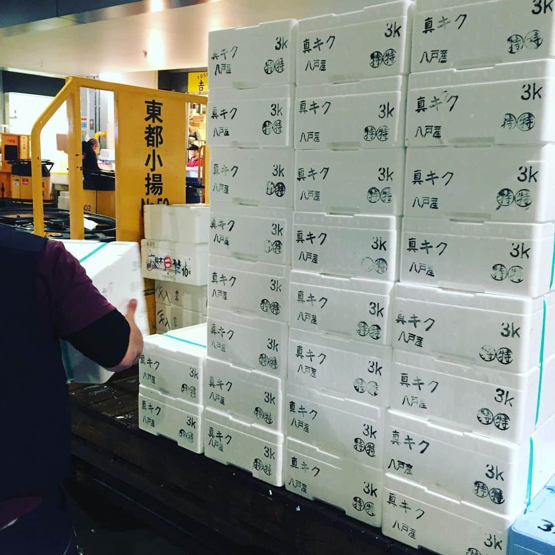 魚金さんのインスタグラム写真 - (魚金Instagram)「令和2年1月5日！ 豊洲市場の初荷です！至る所で札を目にしますが日曜日のせいかな…少し空いているような お値段も普段より少し高い…気がしましたが張り切って買い物しました。 小さめですが北海道のキンキは煮付けや塩焼きで780円のサービス品 青森県さんの白子も天ぷらやフリットで是非！なんと480円北海道のタコ足もビンビン！ ちなみに今年の1番マグロはやはりあのお寿司屋さんが！キロ70万去年より50万安いですがマグロ一本2億円… 本日僕の市場メシは福せんの焼き鳥丼。相変わらずの焼き鳥の存在感で美味かったです！  本日も魚金はアプリのご利用で刺し盛りやカルパッチョが半額になるキャンペーンなども開催していますので夕食がてらのちょい飲みのご利用でもご検討頂ければと思います。  仕入部　片之坂 #魚金 #新橋#新橋居酒屋#居酒屋#銀座#京橋#神田#まぐろ#刺身#吉祥寺#ビール#池袋#花火#先週村#マルタ島#唐揚げ#ブリ#渋谷#クラフトビール#レモンサワー#豊洲市場#牡蠣#夏#ワイン#神田#うに#横浜#food#foodie」1月5日 10時11分 - uokin_koho