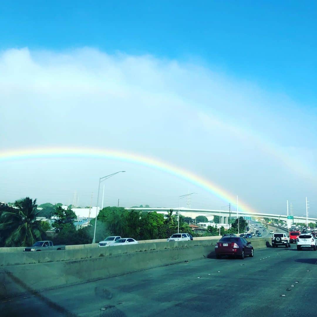 黒柳徹子さんのインスタグラム写真 - (黒柳徹子Instagram)「私は、ハワイで冬休み中💕 今日は、アウトレットでお買い物！楽しい！ 帰り道、W虹が見れた💕」1月5日 10時22分 - tetsukokuroyanagi