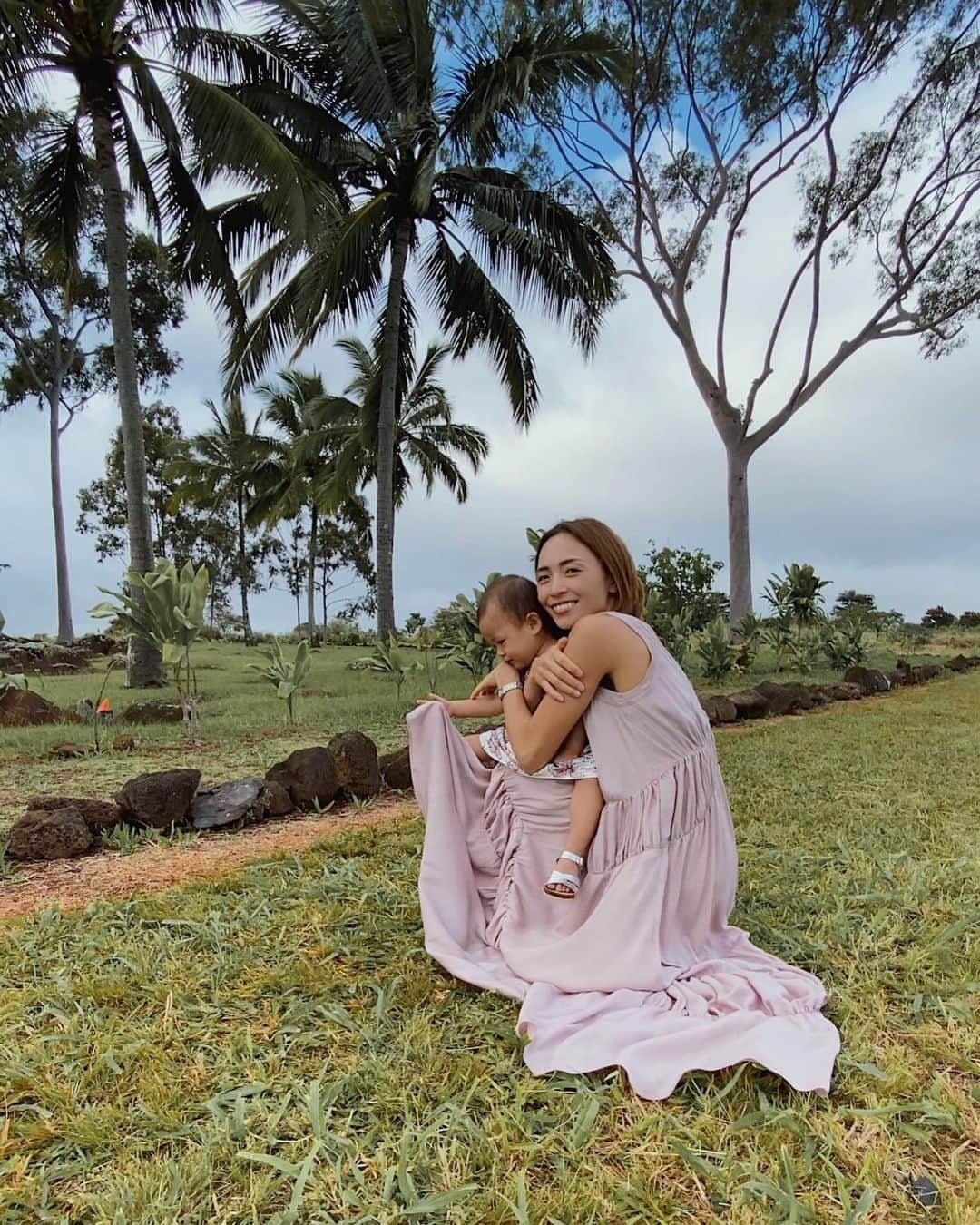 里見茜さんのインスタグラム写真 - (里見茜Instagram)「ハワイに来たら、必ず訪れる クカニロコ🌺 娘を授かり、健康に生まれてきてくれたこと。感謝の気持ちを伝えに今年も行ってきました☺︎ #powerspot #kukanilokobirthstones  #また来ようね　🌈🙏」1月5日 10時29分 - satomiakane