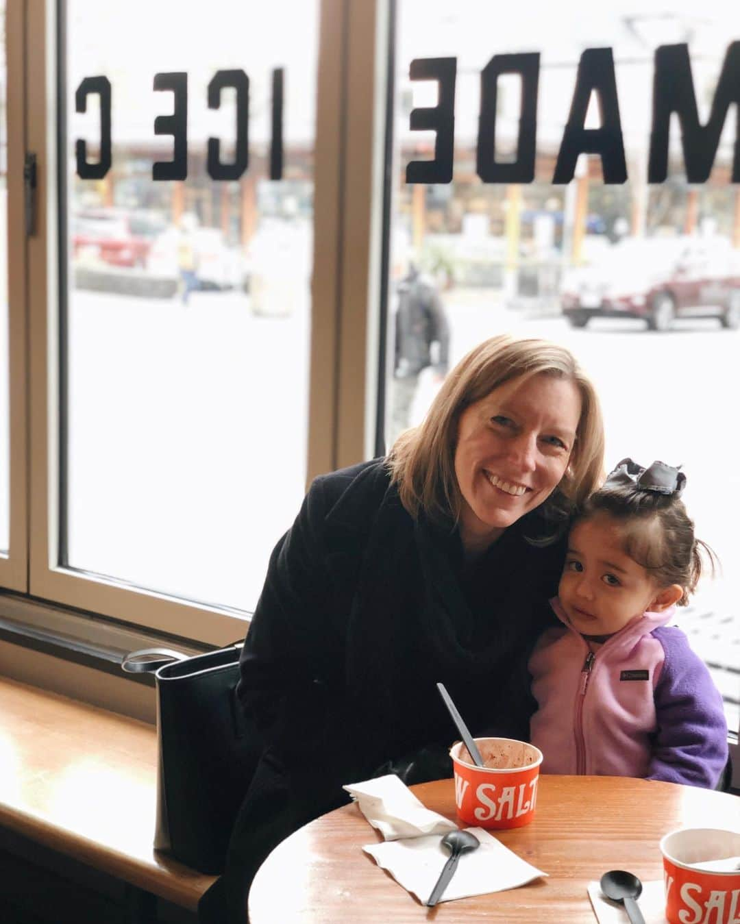 大橋菜央さんのインスタグラム写真 - (大橋菜央Instagram)「With aunt @crystalstonebreaker 🍨♡ . . .  #saltandstraw #1yearold #22monthsold #1歳10ヶ月 #たれ目 #たれ眉 #portlandlife #ポートランド #miababyliving #naoliving_portland #naoliving_cafe」1月5日 10時41分 - naoliving