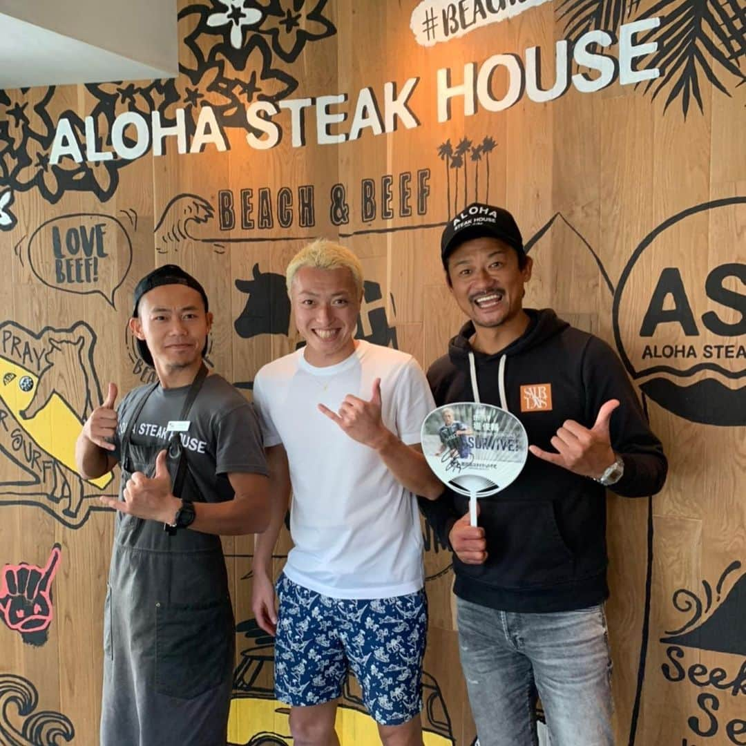 堤俊輔のインスタグラム：「@alohasteakhouse_waikiki さんで最高のランチ🤩 めちゃくちゃ美味しいステーキ🥩食べられる、カジュアルでステキなお店です🤙🏾 スタッフの方たちも明るく親切な方ばかりで、日本語話せるスタッフさんも多いから、旅行の際は是非オススメでーす🌴🤙🏾☀️ デザートのスイカ🍉アイスもめちゃ美味しいし、映えます😆  1年ぶりにボスのダイスケさんにもお会いできて、楽しいお話たくさん聞かせてもらいました🤩 ありがとうございましたー🤙🏾 絶対にまた行きたいお店🌴が増えました✨  #アロハステーキハウス  #ステーキ #ランチ #ハワイ #ワイキキ #ワイキキグルメ #ツツスタグルメ」