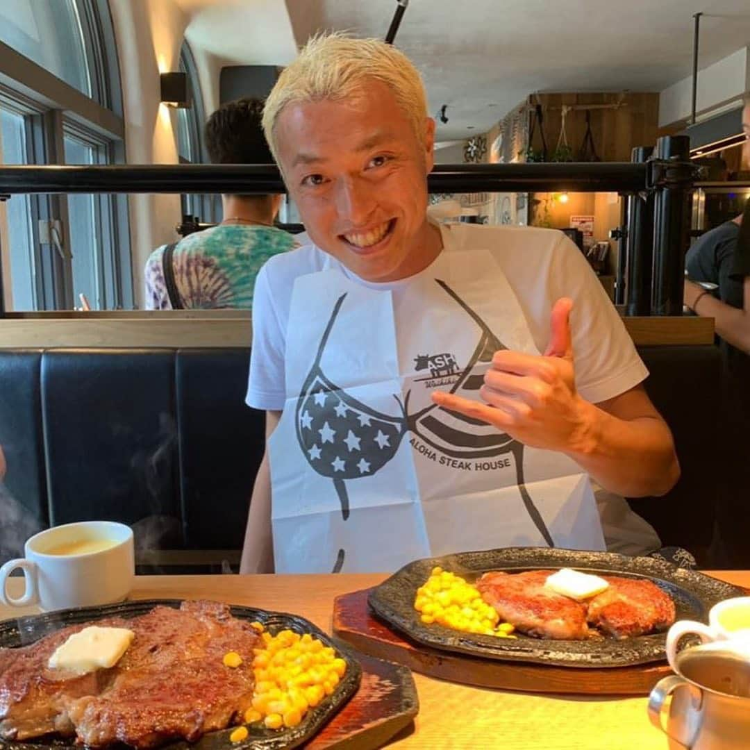 堤俊輔さんのインスタグラム写真 - (堤俊輔Instagram)「@alohasteakhouse_waikiki さんで最高のランチ🤩 めちゃくちゃ美味しいステーキ🥩食べられる、カジュアルでステキなお店です🤙🏾 スタッフの方たちも明るく親切な方ばかりで、日本語話せるスタッフさんも多いから、旅行の際は是非オススメでーす🌴🤙🏾☀️ デザートのスイカ🍉アイスもめちゃ美味しいし、映えます😆  1年ぶりにボスのダイスケさんにもお会いできて、楽しいお話たくさん聞かせてもらいました🤩 ありがとうございましたー🤙🏾 絶対にまた行きたいお店🌴が増えました✨  #アロハステーキハウス  #ステーキ #ランチ #ハワイ #ワイキキ #ワイキキグルメ #ツツスタグルメ」1月5日 10時41分 - shunsuketsutsumi.19