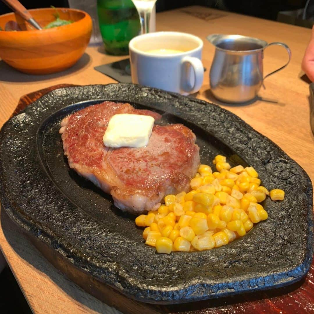 堤俊輔さんのインスタグラム写真 - (堤俊輔Instagram)「@alohasteakhouse_waikiki さんで最高のランチ🤩 めちゃくちゃ美味しいステーキ🥩食べられる、カジュアルでステキなお店です🤙🏾 スタッフの方たちも明るく親切な方ばかりで、日本語話せるスタッフさんも多いから、旅行の際は是非オススメでーす🌴🤙🏾☀️ デザートのスイカ🍉アイスもめちゃ美味しいし、映えます😆  1年ぶりにボスのダイスケさんにもお会いできて、楽しいお話たくさん聞かせてもらいました🤩 ありがとうございましたー🤙🏾 絶対にまた行きたいお店🌴が増えました✨  #アロハステーキハウス  #ステーキ #ランチ #ハワイ #ワイキキ #ワイキキグルメ #ツツスタグルメ」1月5日 10時41分 - shunsuketsutsumi.19