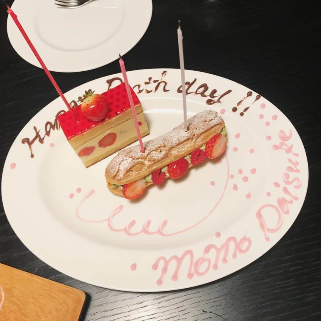 澤田泉美さんのインスタグラム写真 - (澤田泉美Instagram)「昨夜は、我が家で新年会！ 1月生まれの2人のお誕生日もしたよ！ @yuki_ootani が描いてくれたプレートが流石すぎたのと、ケーキの飾りかたも素敵でした💕🍰❤️❤️❤️ ゆきさん、ありがとうーーー！！！ ケーキも、ありがとう😊💕 今年もよろしくです！！！ 楽しいお泊まり新年会でした🌟  #新年会#泊まり #お誕生日#おめでとう #sillysilas#2echests @2e_chests @sillysilas_kidsclothing」1月5日 10時33分 - izumi.sawada