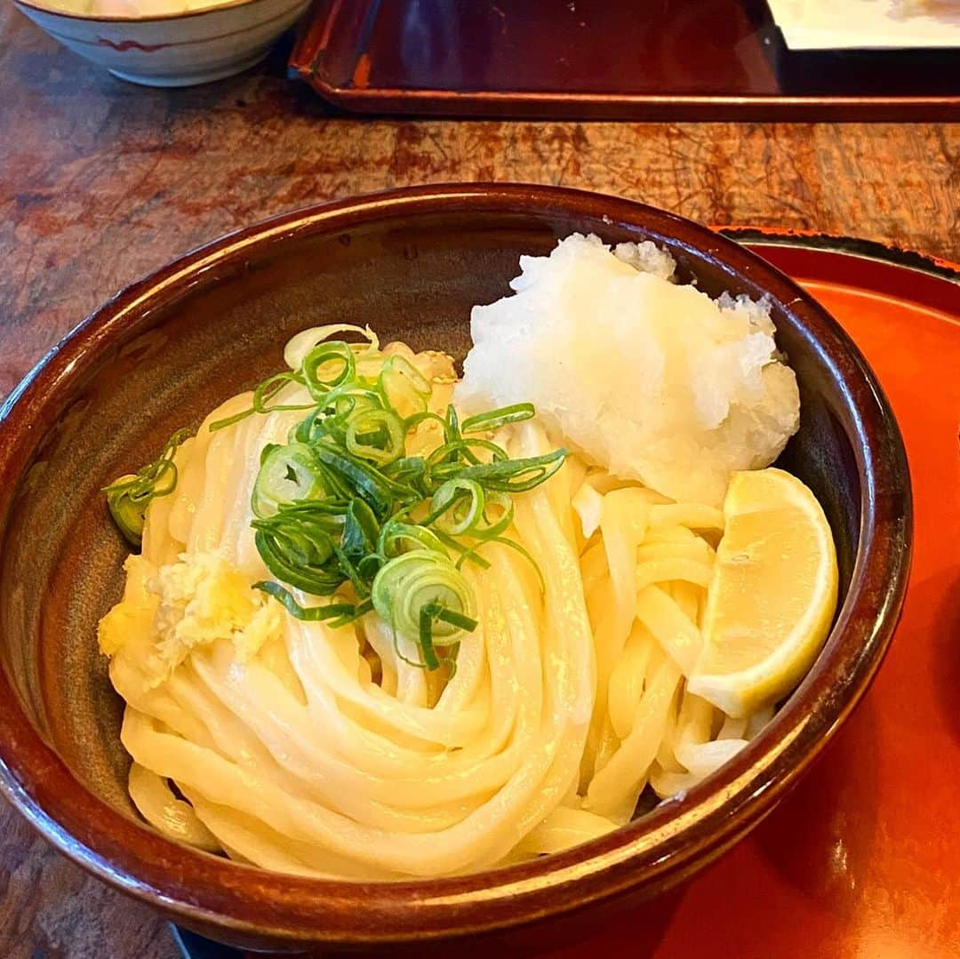 七輝かおるさんのインスタグラム写真 - (七輝かおるInstagram)「香川といえばうどん🤤🤤💕 旅の第二の目的、うどん屋巡りもしてきました✨ . ①釜玉バターうどん ②かけうどん ( うどんバカ一代 ) ③正月うどん ( つるだや ) ④かけうどん ⑤ぶっかけうどん ( おか泉 ) ⑥かき揚げうどん ⑦ぶっかけうどん ( 塩がま屋 ) . ２人で半々ずつ食べたので色々楽しめました🤤✨ これ全部一日で食べた笑笑 お店によって全然違うけど、全部美味しかった…🤤🙏 さすがうどん県🥰👏🏻 . おまけ ⑧骨付き鶏 ( 一鶴 ) . こちらも香川のソウルフードとの事で食べときました🤤 行列がすごすぎてテイクアウト。笑 スパイシーでかぶり付くのが止まらない🤤🍗 こちらは横浜にもあるみたいなので、今度絶対行きます。笑笑 . #香川旅行#香川県#香川グルメ#うどん県#うどんツアー #うどんバカ一代  #つるだや #おか泉 #塩がま屋 #一鶴  #骨付き鶏#おやどり#ひなどり . #ありがとう香川」1月5日 10時40分 - miyu____28