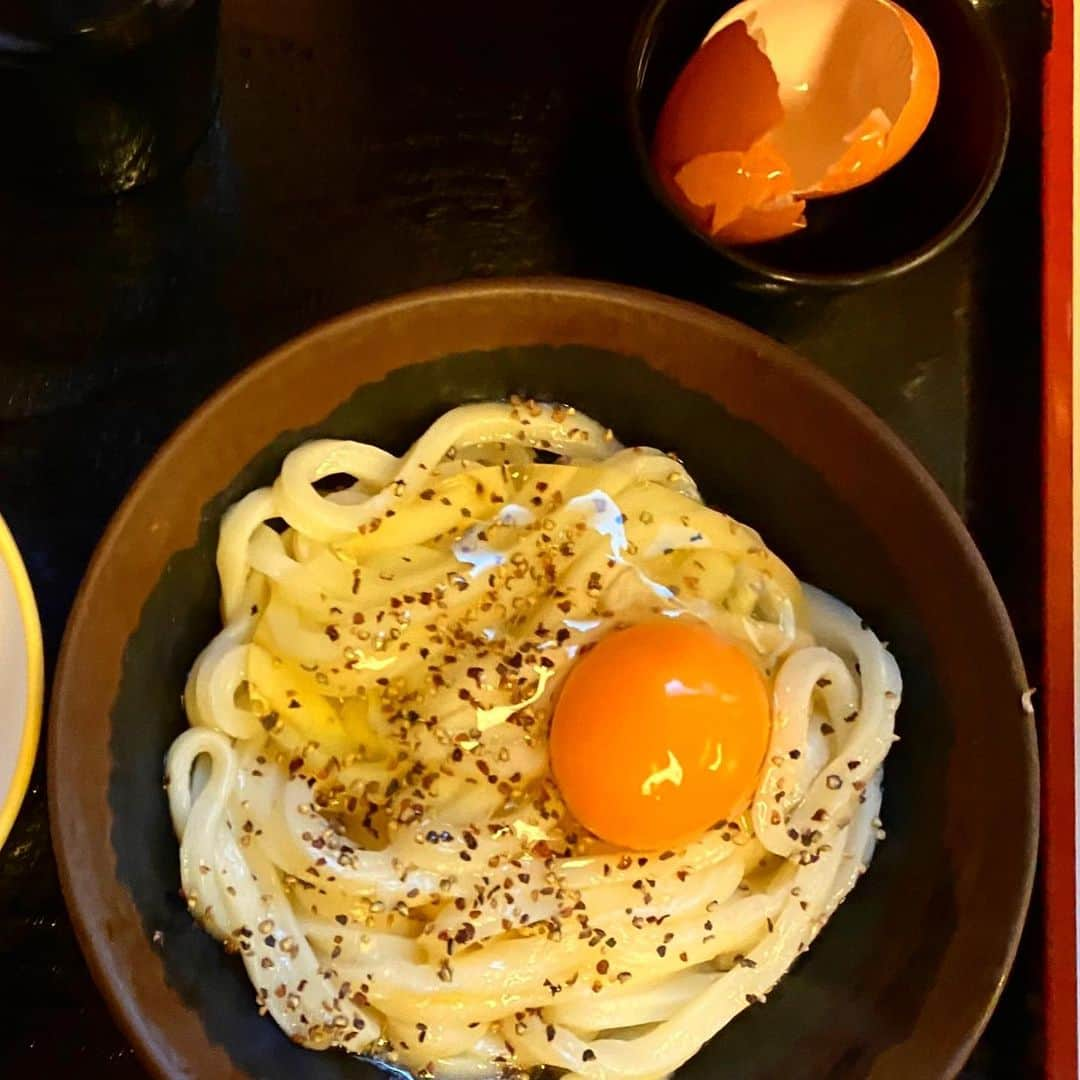 七輝かおるさんのインスタグラム写真 - (七輝かおるInstagram)「香川といえばうどん🤤🤤💕 旅の第二の目的、うどん屋巡りもしてきました✨ . ①釜玉バターうどん ②かけうどん ( うどんバカ一代 ) ③正月うどん ( つるだや ) ④かけうどん ⑤ぶっかけうどん ( おか泉 ) ⑥かき揚げうどん ⑦ぶっかけうどん ( 塩がま屋 ) . ２人で半々ずつ食べたので色々楽しめました🤤✨ これ全部一日で食べた笑笑 お店によって全然違うけど、全部美味しかった…🤤🙏 さすがうどん県🥰👏🏻 . おまけ ⑧骨付き鶏 ( 一鶴 ) . こちらも香川のソウルフードとの事で食べときました🤤 行列がすごすぎてテイクアウト。笑 スパイシーでかぶり付くのが止まらない🤤🍗 こちらは横浜にもあるみたいなので、今度絶対行きます。笑笑 . #香川旅行#香川県#香川グルメ#うどん県#うどんツアー #うどんバカ一代  #つるだや #おか泉 #塩がま屋 #一鶴  #骨付き鶏#おやどり#ひなどり . #ありがとう香川」1月5日 10時40分 - miyu____28