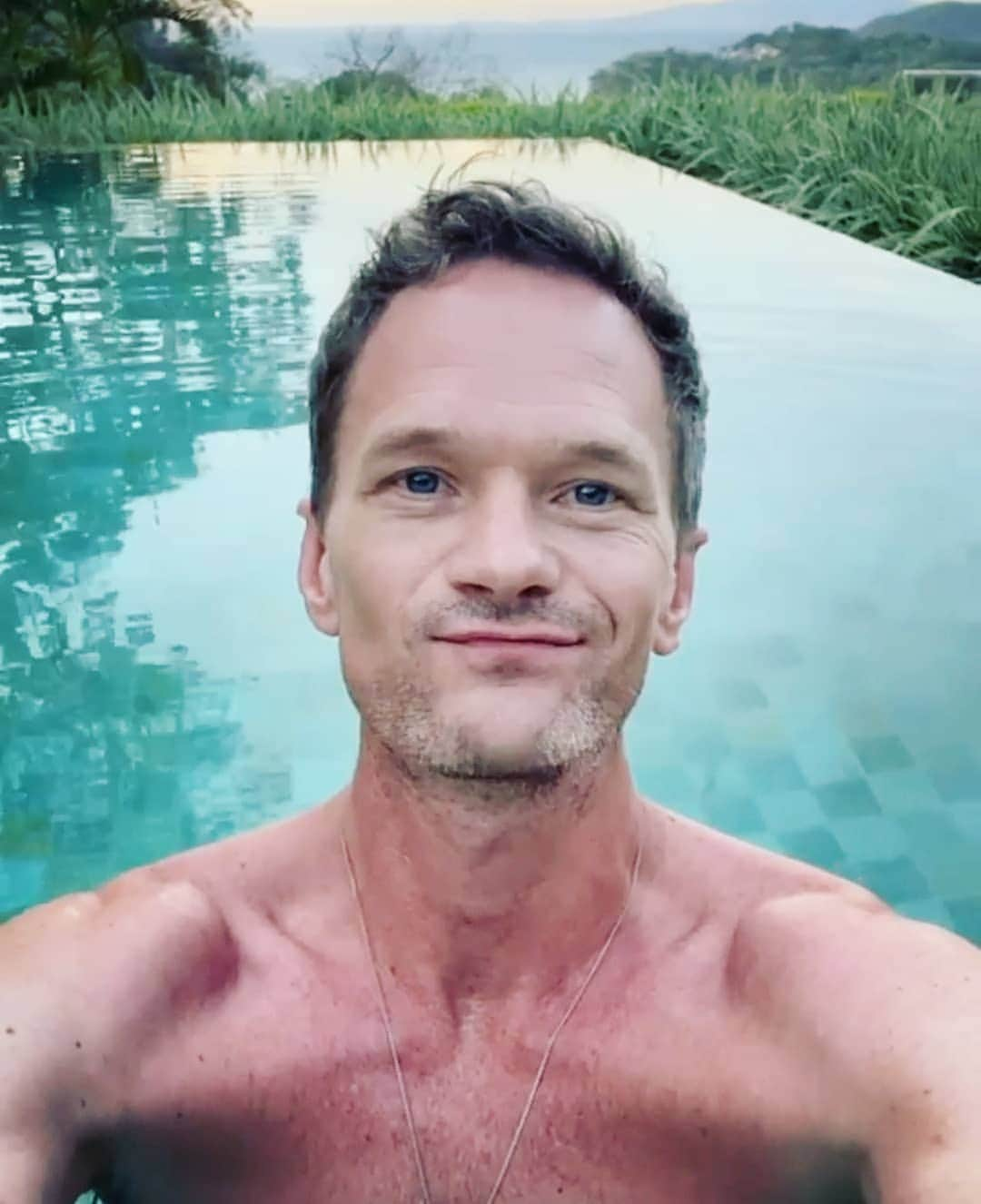 ニール・パトリック・ハリスのインスタグラム：「Hope everyone is having a great first weekend of 2020! 😊 Also, I wanted to say that I'm not @nph or @dbelicious I'm just a fanpage dedicated to them. UPDATE: The account that was pretending to be Neil's private account is gone! 👍 #neilpatrickharris #nph #tagsforlikes #actor #lovehim #handsome #myedit #vacation #costarica #awesome #legendary @nph 💙💙」