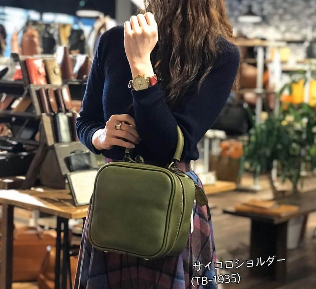 HERZ ヘルツさんのインスタグラム写真 - (HERZ ヘルツInstagram)「.﻿ おはようございます☀﻿ 大所帯になりましたヘルツ大阪店です。﻿ ﻿ 営業初日は過去最高にたくさんのお客さまにご来店いただきました！ありがとうございます。﻿ ﻿ さて、本日が冬休み最終日の方も多いのではないでしょうか。﻿ 「お休み最終日は家でゆっくりコタツにでも入ってたいわ〜」と思っている、﻿ そこのあなた！！寝ている場合ではありません！﻿ 限定ネビア革の商品も少なくなってきています！﻿ 明日からのお仕事に向けて、準備運動をしましょう。﻿ お近くのヘルツ直営店までお散歩なんていかがでしょうか。﻿ ﻿ 令和2年　営業2日目 12:00〜﻿ スタッフ一同、みなさまのお越しを、本日も元気にお待ちしております🙋‍♀﻿ .﻿ 【ヘルツ大阪店】﻿ 営業時間 12:00〜19:00﻿ 定休日　毎週水曜・木曜日﻿ .﻿ #ヘルツ #ヘルツ大阪店#ヘルツ大阪店の今日この頃 #革 #革小物#革鞄 #革製品 #レザーバッグ #herzbag #learher #leatherbelt #leathergoods #madeinjapan #handmade#旅モノ2019」1月5日 10時54分 - herz_bag