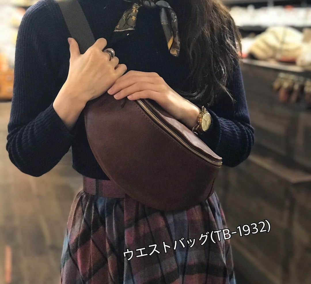 HERZ ヘルツさんのインスタグラム写真 - (HERZ ヘルツInstagram)「.﻿ おはようございます☀﻿ 大所帯になりましたヘルツ大阪店です。﻿ ﻿ 営業初日は過去最高にたくさんのお客さまにご来店いただきました！ありがとうございます。﻿ ﻿ さて、本日が冬休み最終日の方も多いのではないでしょうか。﻿ 「お休み最終日は家でゆっくりコタツにでも入ってたいわ〜」と思っている、﻿ そこのあなた！！寝ている場合ではありません！﻿ 限定ネビア革の商品も少なくなってきています！﻿ 明日からのお仕事に向けて、準備運動をしましょう。﻿ お近くのヘルツ直営店までお散歩なんていかがでしょうか。﻿ ﻿ 令和2年　営業2日目 12:00〜﻿ スタッフ一同、みなさまのお越しを、本日も元気にお待ちしております🙋‍♀﻿ .﻿ 【ヘルツ大阪店】﻿ 営業時間 12:00〜19:00﻿ 定休日　毎週水曜・木曜日﻿ .﻿ #ヘルツ #ヘルツ大阪店#ヘルツ大阪店の今日この頃 #革 #革小物#革鞄 #革製品 #レザーバッグ #herzbag #learher #leatherbelt #leathergoods #madeinjapan #handmade#旅モノ2019」1月5日 10時54分 - herz_bag