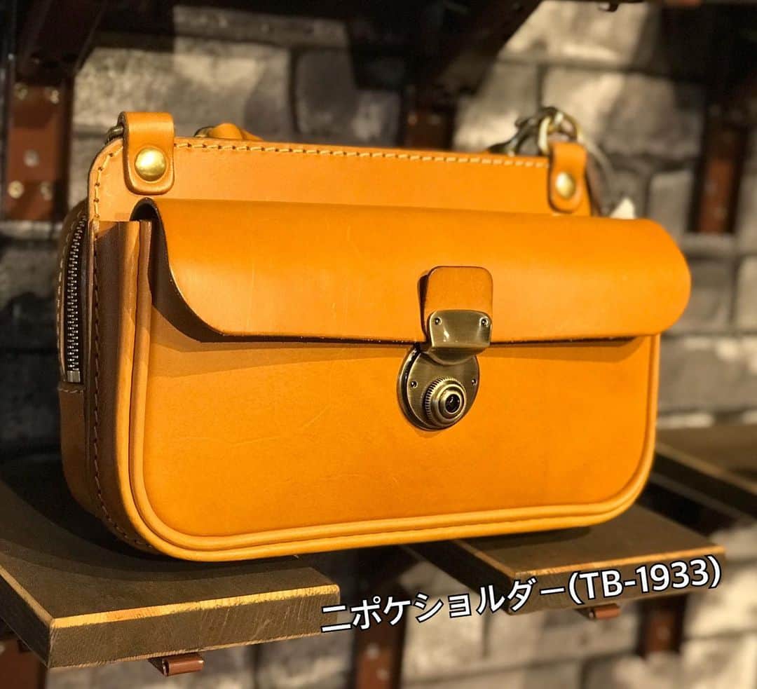 HERZ ヘルツさんのインスタグラム写真 - (HERZ ヘルツInstagram)「.﻿ おはようございます☀﻿ 大所帯になりましたヘルツ大阪店です。﻿ ﻿ 営業初日は過去最高にたくさんのお客さまにご来店いただきました！ありがとうございます。﻿ ﻿ さて、本日が冬休み最終日の方も多いのではないでしょうか。﻿ 「お休み最終日は家でゆっくりコタツにでも入ってたいわ〜」と思っている、﻿ そこのあなた！！寝ている場合ではありません！﻿ 限定ネビア革の商品も少なくなってきています！﻿ 明日からのお仕事に向けて、準備運動をしましょう。﻿ お近くのヘルツ直営店までお散歩なんていかがでしょうか。﻿ ﻿ 令和2年　営業2日目 12:00〜﻿ スタッフ一同、みなさまのお越しを、本日も元気にお待ちしております🙋‍♀﻿ .﻿ 【ヘルツ大阪店】﻿ 営業時間 12:00〜19:00﻿ 定休日　毎週水曜・木曜日﻿ .﻿ #ヘルツ #ヘルツ大阪店#ヘルツ大阪店の今日この頃 #革 #革小物#革鞄 #革製品 #レザーバッグ #herzbag #learher #leatherbelt #leathergoods #madeinjapan #handmade#旅モノ2019」1月5日 10時54分 - herz_bag