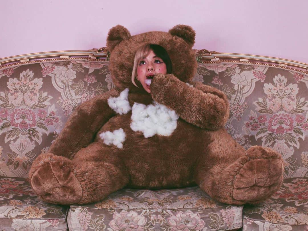 メラニー・マルティネスのインスタグラム：「somedays I feel unbearable 🐻」