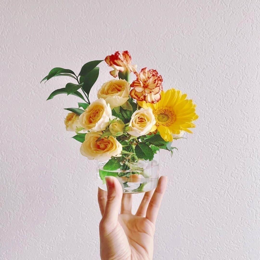Bloomee LIFEさんのインスタグラム写真 - (Bloomee LIFEInstagram)「・⠀ 口が狭い花瓶で作る、メリハリスタイル💐⠀ ・⠀ 写真📷のバラのように⠀⠀ 一本の茎から沢山枝分かれする⠀⠀ 「スプレー咲き」のお花が届いたら、⠀ 狭めの口の花瓶にキュッと飾ってみましょう🌼⠀ ・⠀ 華やかなボリュームが引き立って、⠀ メリハリのある形に✨⠀ ぜひお試しくださいね♪⠀⠀ ・⠀ Special Thanks Photo By⠀ @tsukuboshi⠀ ・⠀ #bloomeelife#ブルーミーライフ#花のある生活#花好きな人と繋がりたい#おうち時間#花部#花写真#花が好き#花を飾る#暮らしを楽しむ#日々の暮らし#丁寧な暮らし#日々#お花のある暮らし#ナチュラル#素敵な休日#暮らしを整える#くらしのきほん#日々の暮らしを楽しむ#丁寧に暮らす#インテリア植物#こどものいる暮らし#インテリアフラワー#リビング#インテリアコーデ #インテリアグリーン#ナチュラルインテリア#豊かな暮らし」1月5日 11時00分 - bloomee