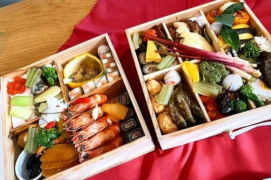我謝レイラニのインスタグラム：「明けましておめでとうございます🎍今年もよろしくお願いしますm(_ _)m 2020年も私らしく楽しい日々を過ごせるように精進します◡̈⃝︎笑 年末年始お酒をたらふく飲んで美味しいもの食べてたから少し体が重いです。。 おみくじは #4年連続の大吉 だけど #今年から前厄 だよ〜🙄 ちなみに年末ジャンボ宝くじは3300円当たったよ(*´罒`*)300円のプラス✨笑 あっ！このお節食べかけです😜」
