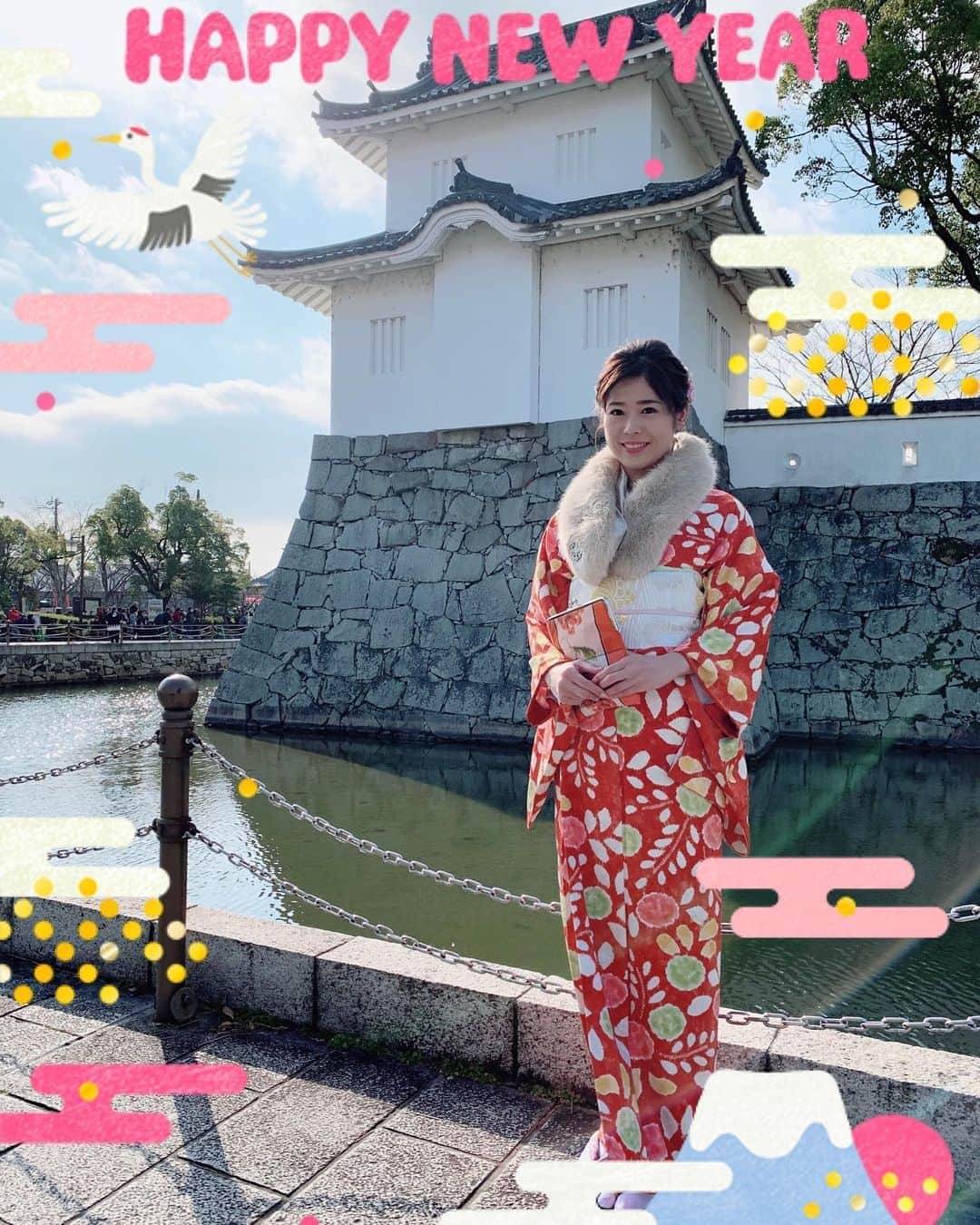 小日向えりのインスタグラム：「明けましておめでとうございます🎍  写真はお正月のお着物みせかけて、去年、忠臣蔵の聖地・赤穂市でイベントに出演させてもらったときの（笑）赤穂城の櫓との2ショットです🏯  1月4日放送のNHK「あなたも絶対行きたくなる 日本最強の城」たくさん、観たよ！とか、感想いただきありがとうございました。  年明け早々からアメリカとイランの緊張が高まる物騒な事件が起きて…  毎日元気で、好きなことができる環境、当たり前ではない平和、改めて有難いと感じます。  今年・来年の2年間は起業家として踏ん張りどきになると思います。 本当に私は周囲の人たちに恵まれているので、支えてくれているみんなに感謝しながら、全身全霊をかけて、楽しく、駆け抜けていきます！  写真2枚目は母が毎年陶芸でつくってる干支作品シリーズ。 3枚目は実家でくつろぐきな粉。太ったから今年は少しダイエットしなければ！  今年もどうぞよろしくお願いいたします🙏」