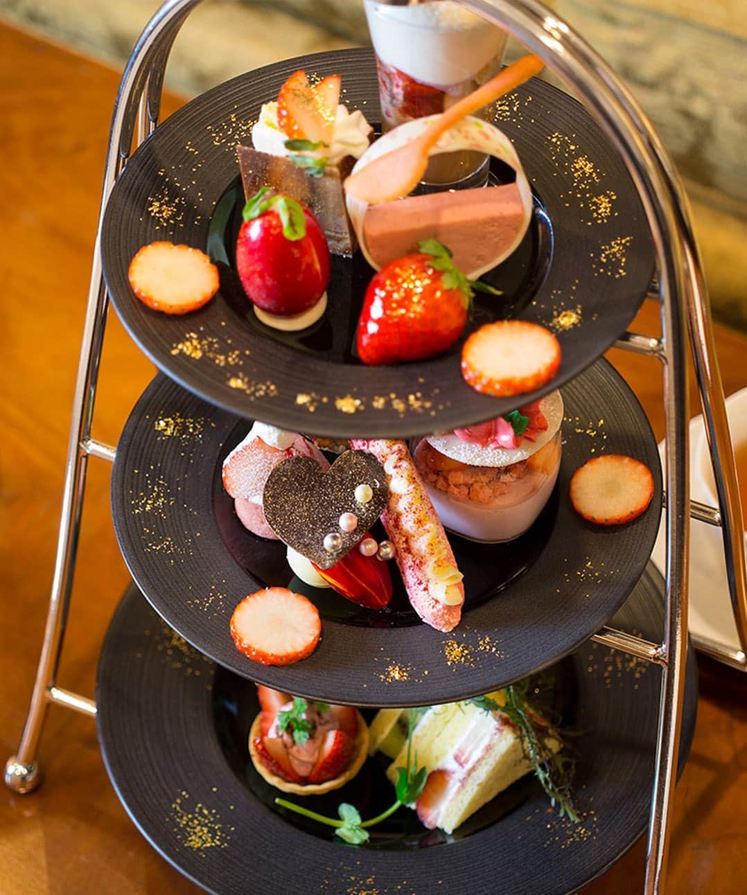 The Westin Osaka （ウェスティンホテル大阪）さんのインスタグラム写真 - (The Westin Osaka （ウェスティンホテル大阪）Instagram)「ロビーラウンジでは 1 月 7 日～、Special Afternoon Tea Set が登場！ 「Chocolate＆Strawberry」をテーマにキュートでゴージャスなスイーツをご用意しました。 3 段すべて細部にこだわった、旬のいちごとチョコレートづくしのスペシャルなアフタヌーンティーをお楽しみください。. . —————————————————　#TeaAtWestinOS #アフタヌーンティー #Chocolate #Strawberry #チョコレート #いちご #afternoontea #ムレスナティー #MLESNA #sweets #スイーツ #ラウンジ #lounge #ご褒美スイーツ #スイーツ女子 #スイーツ部 #ホテルスイーツ #カフェ #梅田 #大阪#ホテル #ホテル巡り #instafood #osaka #sweets ————————————————— ⠀  Tag @westinosaka to share your image with us. ⠀ ⠀⠀ #WestinOsaka  #ウェスティンホテル大阪」1月5日 11時06分 - westinosaka