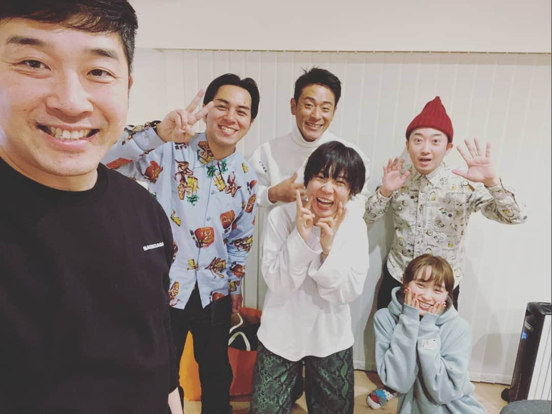 ピクニックさんのインスタグラム写真 - (ピクニックInstagram)「昨夜のありがたい新年会。 何枚撮ってもあべさんと僕だけポーズ変わらず。 笑った。笑った。 あべさん、愛さんありがとうございました！  #あべこうじ さん #高橋愛 さん #永井佑一郎 さん #LLR伊藤 #光永 #ピクニック #新年会」1月5日 11時24分 - picnic163