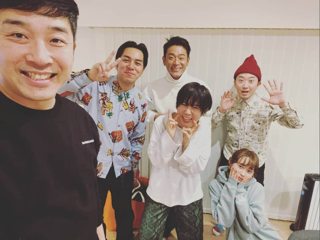 ピクニックさんのインスタグラム写真 - (ピクニックInstagram)「昨夜のありがたい新年会。 何枚撮ってもあべさんと僕だけポーズ変わらず。 笑った。笑った。 あべさん、愛さんありがとうございました！  #あべこうじ さん #高橋愛 さん #永井佑一郎 さん #LLR伊藤 #光永 #ピクニック #新年会」1月5日 11時24分 - picnic163