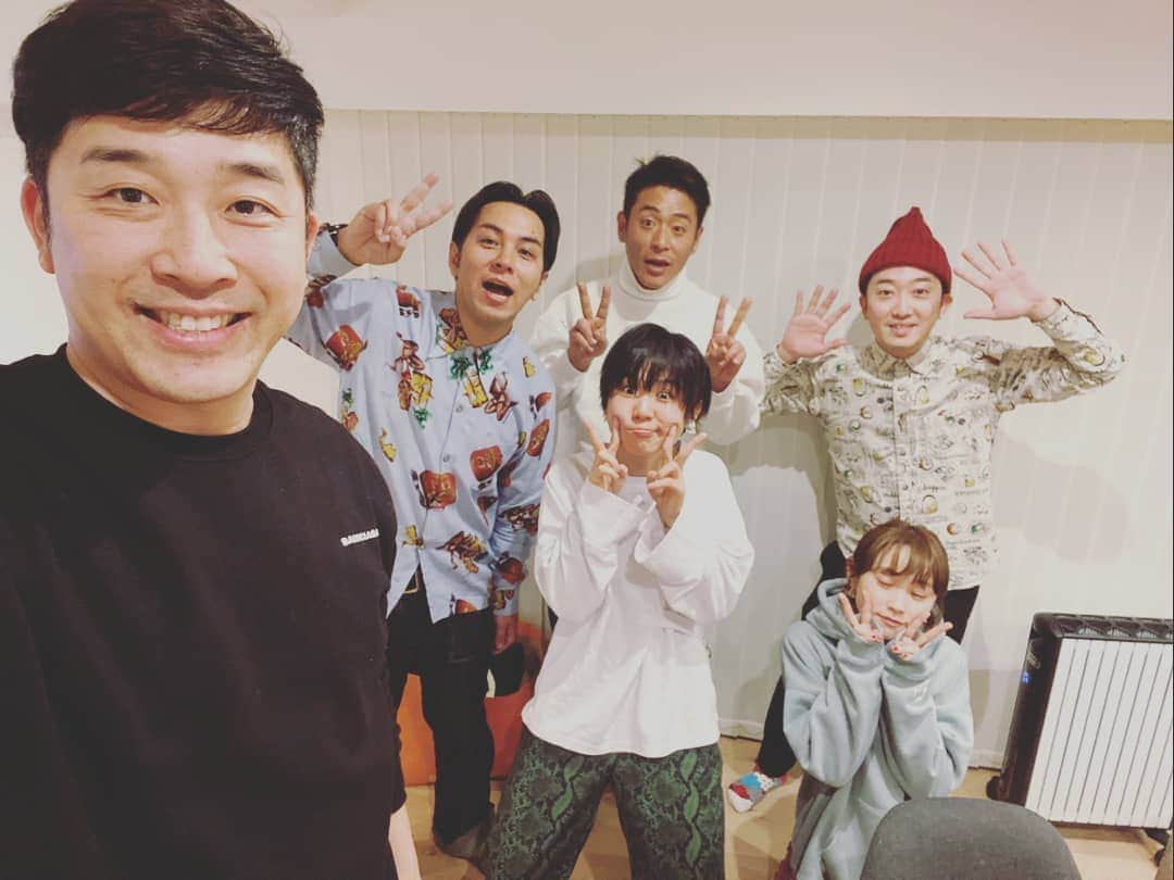 ピクニックさんのインスタグラム写真 - (ピクニックInstagram)「昨夜のありがたい新年会。 何枚撮ってもあべさんと僕だけポーズ変わらず。 笑った。笑った。 あべさん、愛さんありがとうございました！  #あべこうじ さん #高橋愛 さん #永井佑一郎 さん #LLR伊藤 #光永 #ピクニック #新年会」1月5日 11時24分 - picnic163