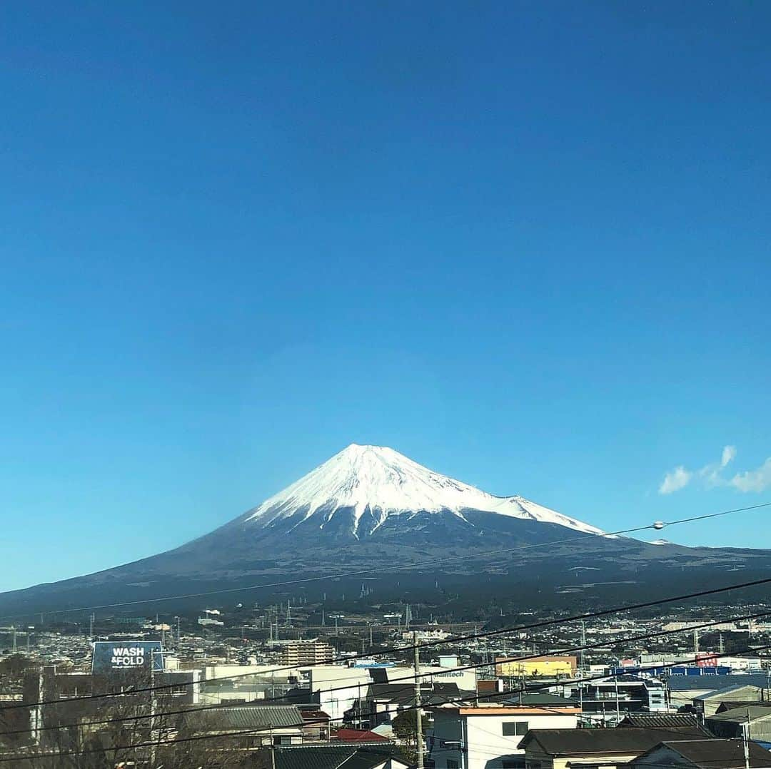 三原勇希さんのインスタグラム写真 - (三原勇希Instagram)「今年も東京と大阪を行ったり来たりする日々が続くのでしょうか？ ずっと続くことなんて何もないと思って、毎日ちゃんと頑張ります。 東京と大阪に拠点があると全国どこでも行きやすい。でも移動しすぎると、じっくり一人の人と時間を過ごすことが少なくなったり。今年は何においても密度を高めたいな、でも今年もきっとアクティブです。一つは挑戦することを決めていてすごく楽しみ。 新幹線はもっと速くなったらいいな！ 新年だしE天気なのでE列に座って初富士拝みました。かっこE🗻」1月5日 11時18分 - yuukimeehaa