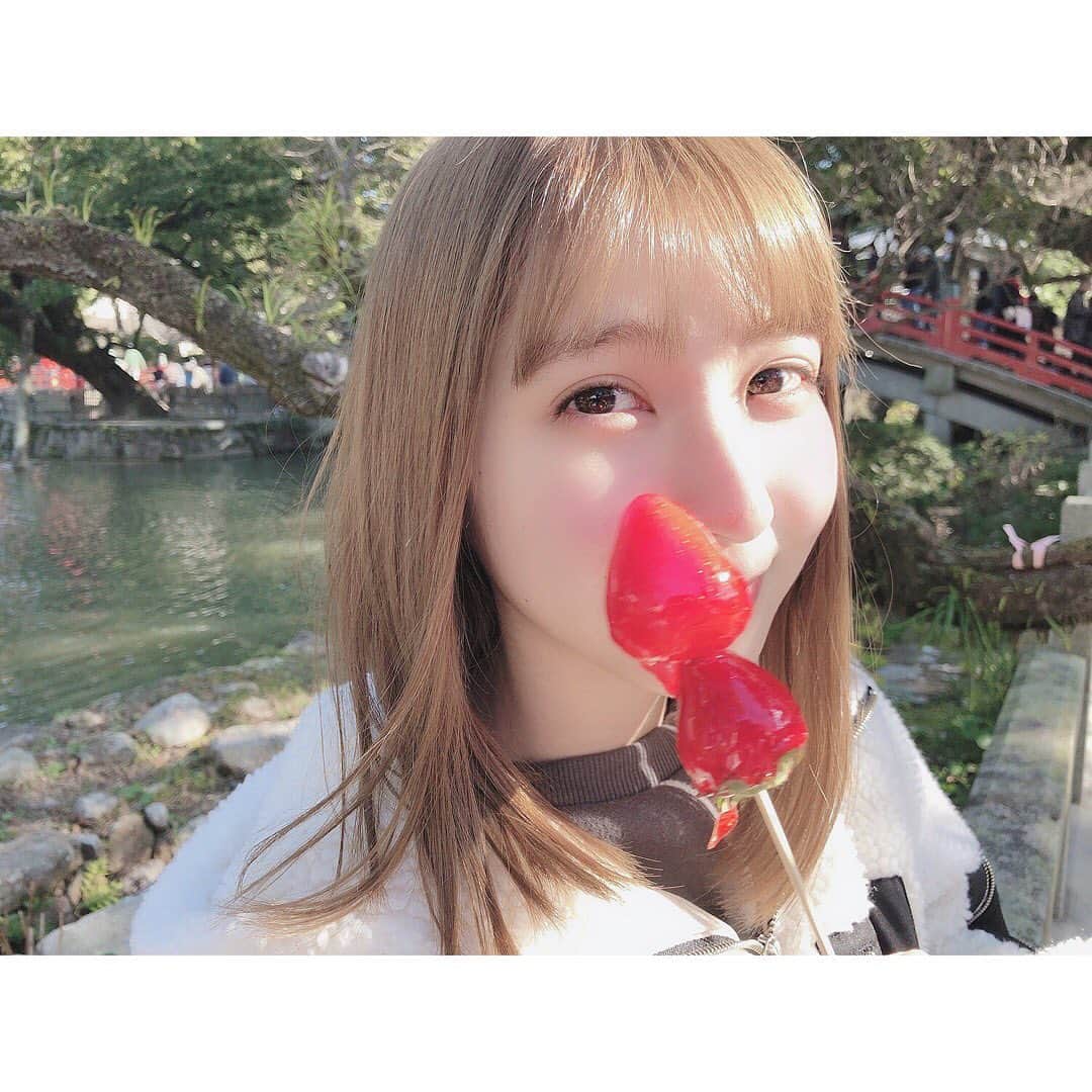 松岡菜摘のインスタグラム：「. . 髪色、抜けてめっちゃ明るい🥺 . #2020 #初詣 #いちご飴 #🍓 #haircolor」
