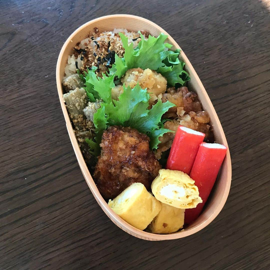 榊ゆりこさんのインスタグラム写真 - (榊ゆりこInstagram)「今日は娘のお弁当作り🍱 茶色の弁当に色を入れたけどカニカマ赤すぎ？😆#お弁当#ワッパ弁当#茶色弁当からの脱出むずい」1月5日 11時23分 - yuricosakaki