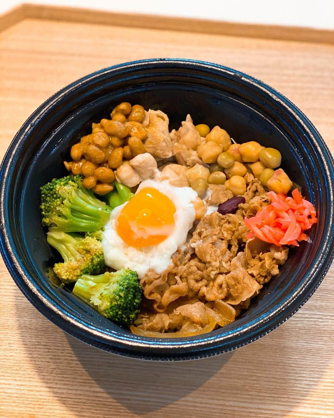 秋山具義さんのインスタグラム写真 - (秋山具義Instagram)「ランチ丼で、Uber Eats で『吉野家』で、「ライザップ牛サラダ」肉増しに、家の納豆トッピング。﻿ 野菜たっぷり美味しいな〜！﻿ ﻿ #吉野家 #ライザップ #ライザップ牛サラダ #ロカボ #具義牛肉2020」1月5日 11時34分 - gugitter