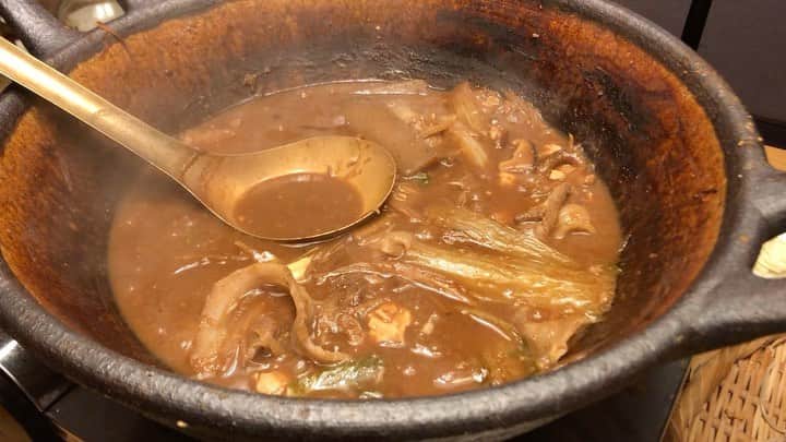 土井コマキのインスタグラム：「コマッキーの1番好きなお肉は猪です。新年早々、猪鍋と鴨鍋を交互にいただくという奇跡の夜。 今年も美味しくごはん食べて健康で過ごせますように。」