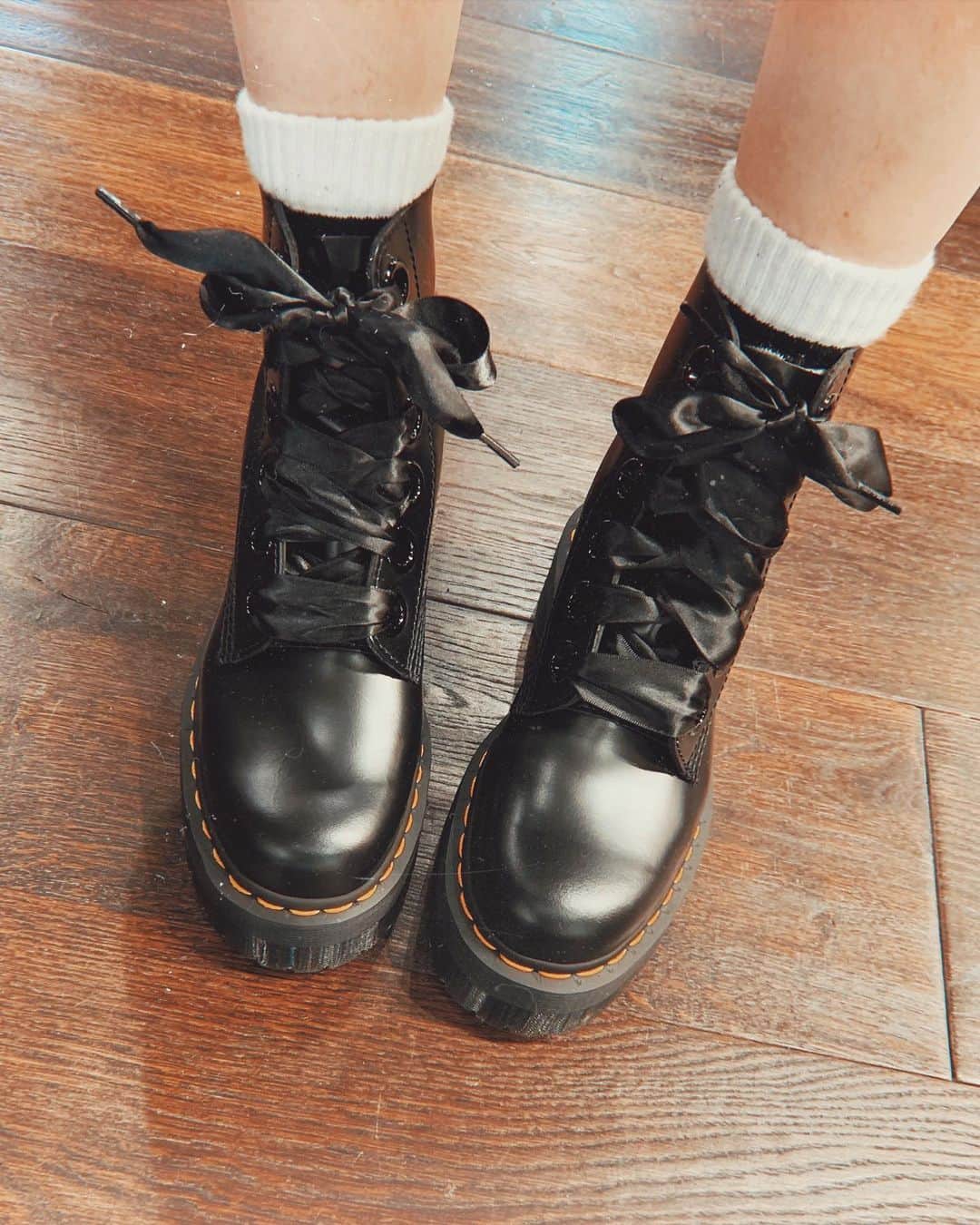AikA♡ • 愛香 | JP Blogger • ブロガーのインスタグラム：「My new babes 🖤👢🎀😍 @drmartensofficial ﻿ Go to my stories for the lil shoe shopping at the store in DT ( and me being so happy with these new babes at a dumpling restaurant 😝 ) and unboxing 📦✨﻿ ﻿ ⋆ ⋆ ⋆ ⋆ ﻿ ﻿ 初ドクターマーチン🖤﻿ サテンレースがめっちゃ可愛すぎるぅ👢😍﻿ ストーリーズに買い物＆開封動画載せたよぉー！！﻿ -﻿ #drmartens #socute #newboots #blackboots #ootd #shoefie #petitefashion #ドクターマーチン」