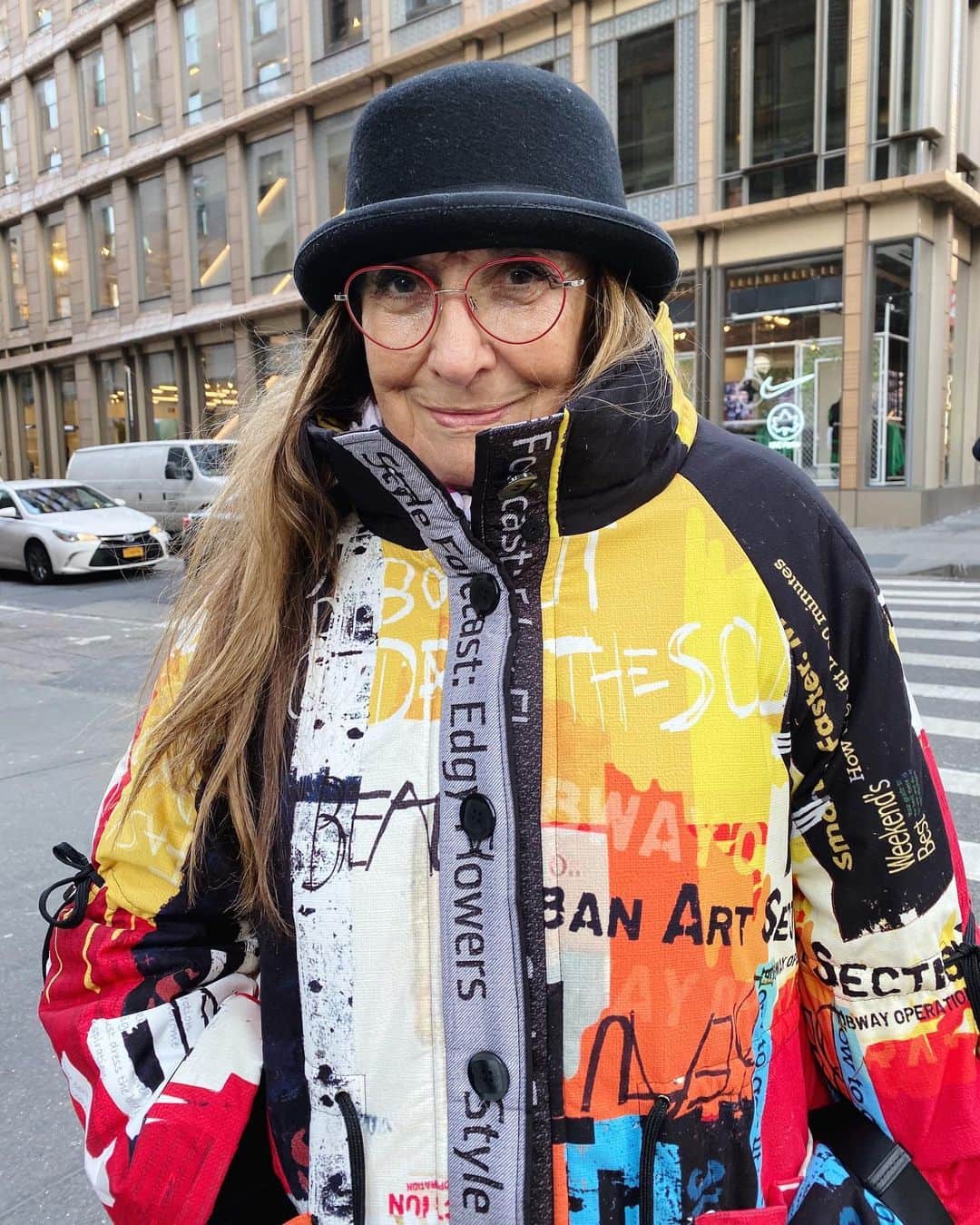 Warby Parkerのインスタグラム：「Our new Windsor Collection reimagines a classic construction in vivid hues and neutral tortoises—we hit the streets with photographer and fashion anthropologist @mistermort to capture the new frames on some stylish New Yorkers 👆Pictured here: Arlen in Wineberry with Riesling ❤️ Head to the link in bio to see the full collection!」