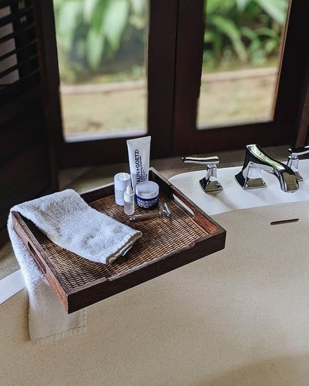 MR PORTERのインスタグラム：「After a dip in @capeweligama's famous infinity moon pool (you guessed it, it's 🌙 shaped) you'll want to head back to your private villa to freshen up before heading to one of the resort's two restaurants. Bliss. For more 2020 holiday inspiration from the #MRPORTERStyleCouncil, head to the link in bio.」