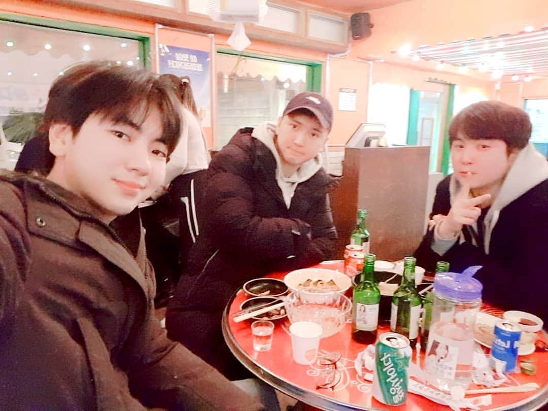イ・ジュスンのインスタグラム：「사랑한다 친구들아」
