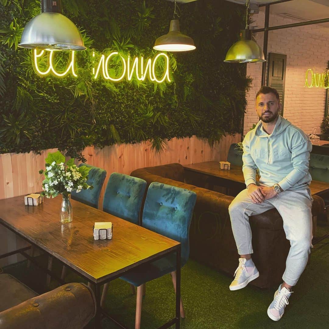 エムレ・チョラクのインスタグラム：「Esperamos a todos .. #LaNonna52🥂」