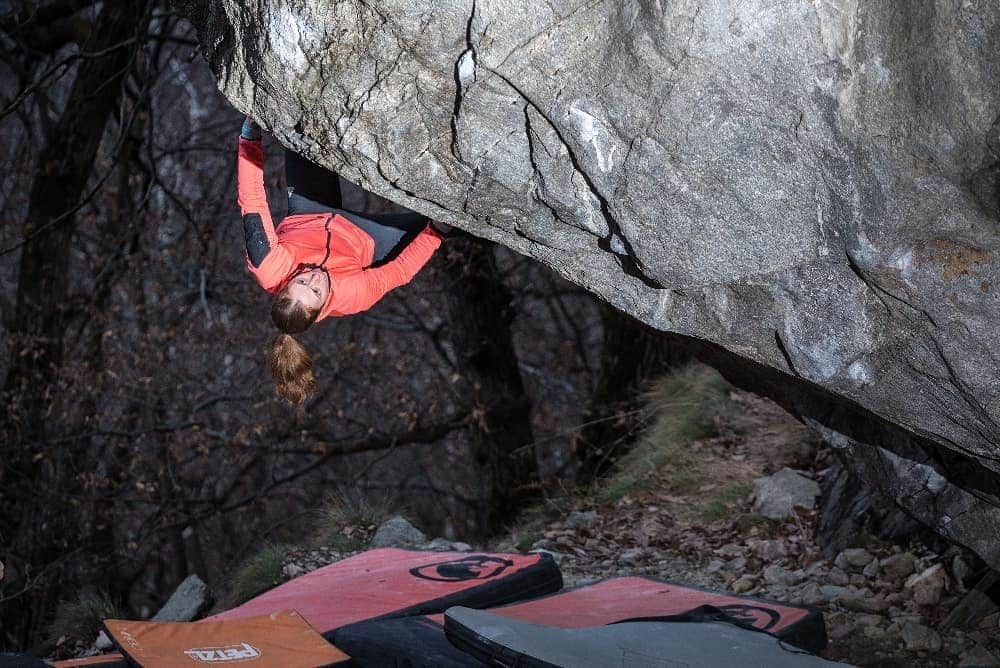 カタリーナ・ザーヴァインさんのインスタグラム写真 - (カタリーナ・ザーヴァインInstagram)「Celebrating the New Year in Ticino with a fun crew, great conditions and awesome boulders. 🎆💗💫 . Thanks for the amazing pics @tobias_lanzanasto! #climbing #bouldering #ticino #chironico」1月5日 2時54分 - katha_saurwein