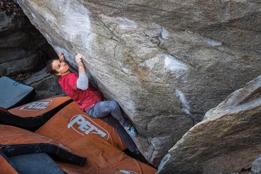 カタリーナ・ザーヴァインさんのインスタグラム写真 - (カタリーナ・ザーヴァインInstagram)「Celebrating the New Year in Ticino with a fun crew, great conditions and awesome boulders. 🎆💗💫 . Thanks for the amazing pics @tobias_lanzanasto! #climbing #bouldering #ticino #chironico」1月5日 2時54分 - katha_saurwein