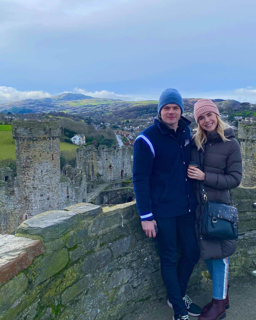 スペンサー・ロックさんのインスタグラム写真 - (スペンサー・ロックInstagram)「Give me a castle and a proper pub with this guy any day #northwales 💚」1月5日 3時07分 - spencerlocke