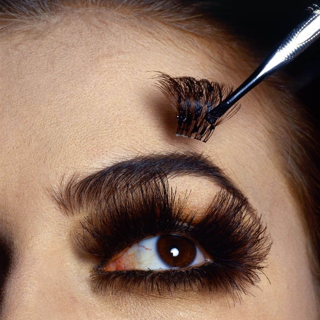 Vogue Beautyさんのインスタグラム写真 - (Vogue BeautyInstagram)「Seeking longer, fuller, fluffier lashes? One Vogue writer seeks out the best eyelash extensions; tap the link in our bio for her favorites. Photographed by Irving Penn, Vogue, September 1991」1月5日 3時06分 - voguebeauty
