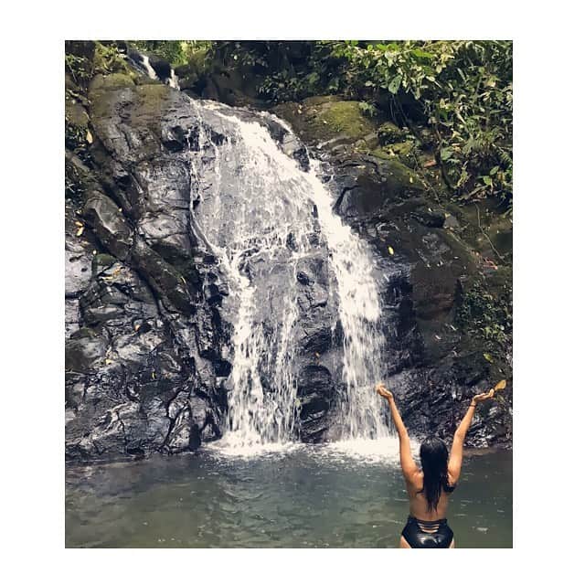 トーレイ・デヴィートのインスタグラム：「🦋 F•R•E•E•D•O•M 🦋 #CostaRica」