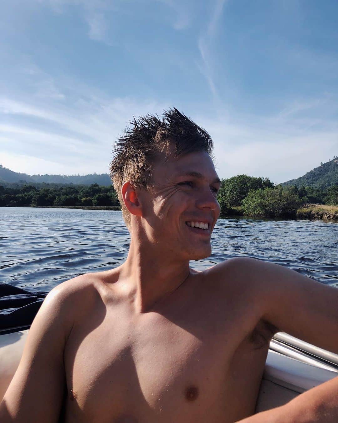 カスパー・リーのインスタグラム：「Proof I can grow underarm hair now.」