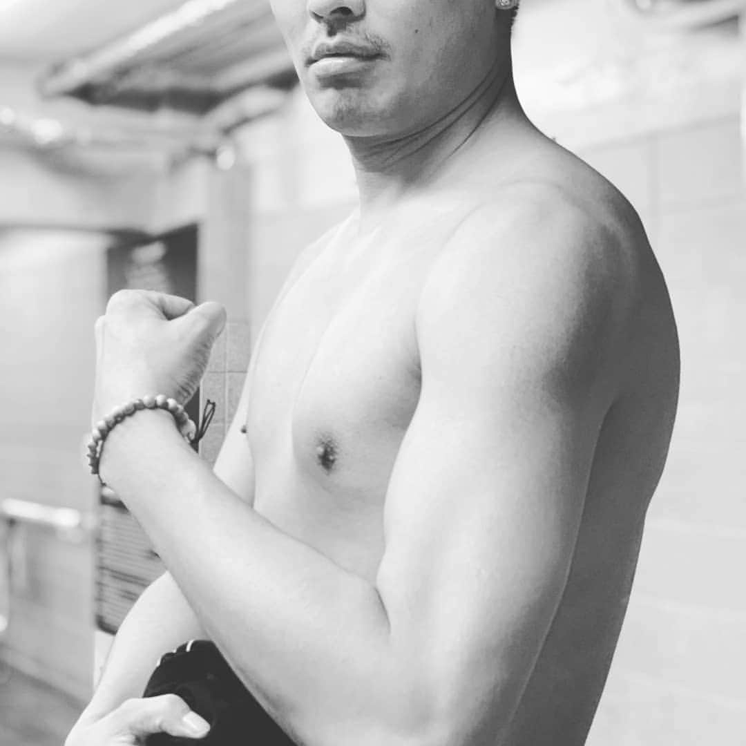 中村昌也のインスタグラム：「ラッセルウエストブルックまで、  後何年かかる。。。 太りやすいから、ダイエットして 筋トレする2020年の目標。。。 胸欲しい。。。」