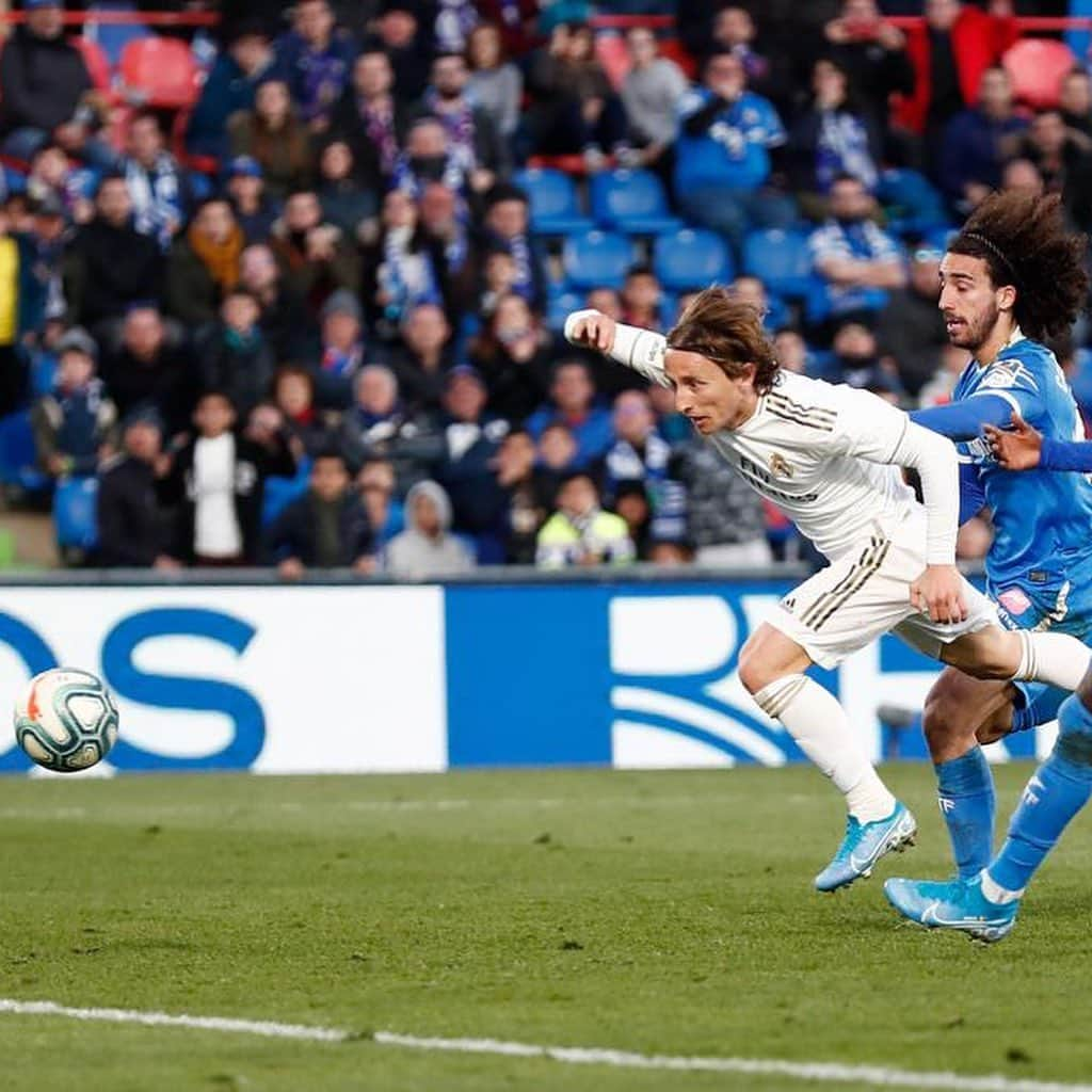 ルカ・モドリッチさんのインスタグラム写真 - (ルカ・モドリッチInstagram)「Victoria y gol. 🙏🏻Buena forma de empezar el año. Looking forward to 2020. ⚽💪 #HalaMadrid」1月5日 3時46分 - lukamodric10