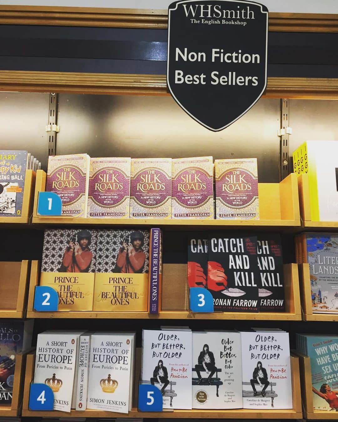 カロリーヌ・ド・メグレのインスタグラム：「The book is out since 4 days, thank you everyone! 🎉❤️ #olderbutbetterbutolder @howtobeparisian_olderbutbetter 😍🔥✌️」