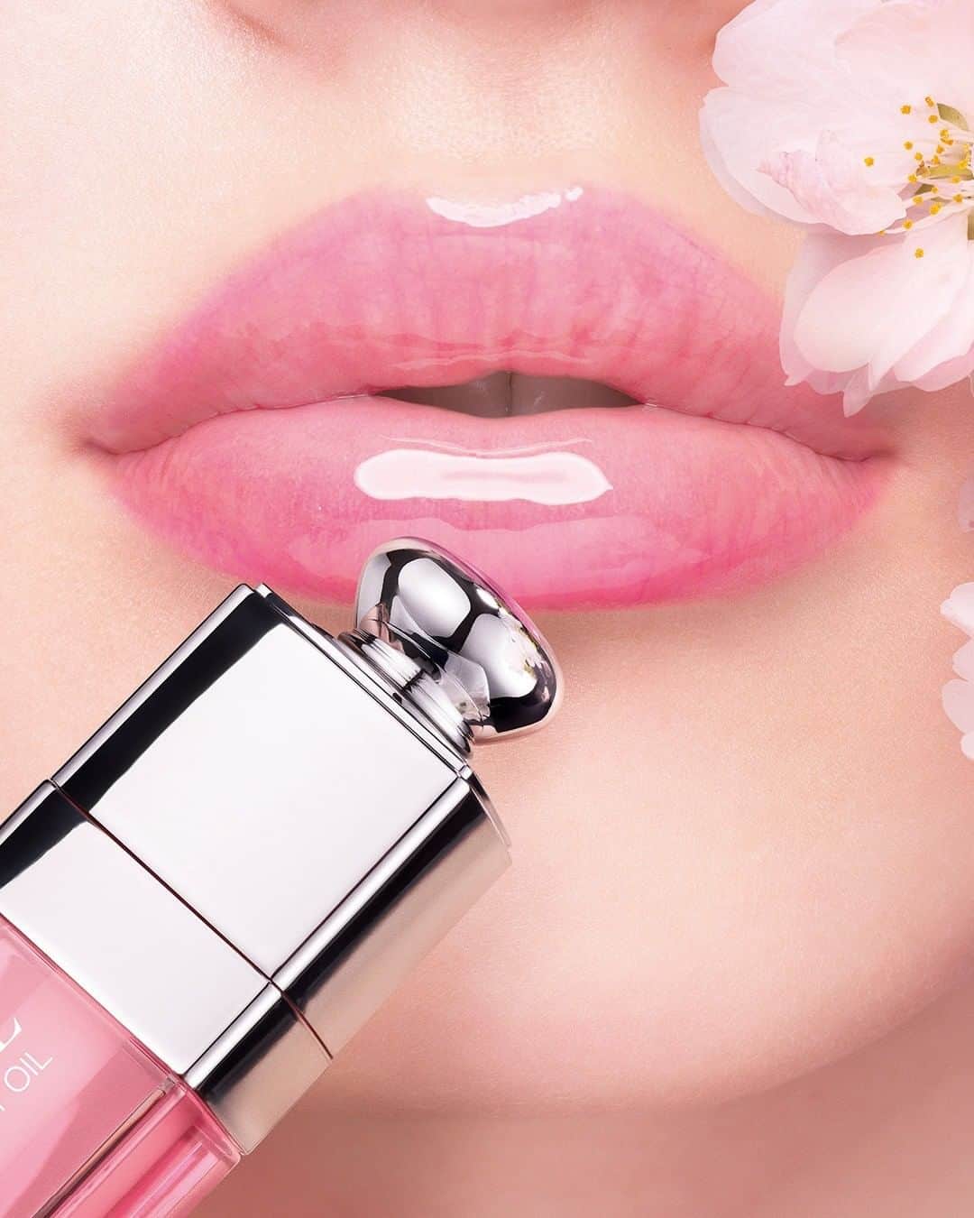 クリスチャンディオールさんのインスタグラム写真 - (クリスチャンディオールInstagram)「A new, irresistible addition to the iconic Dior Lip Glow range, Dior Lip Glow Oil pushes the boundaries of shine with an intense lip care formula and Color Reviver technology for a custom rosy tint! •  DIOR LIP GLOW OIL 001 Pink • #diorlipglow #diormakeup @diormakeup」1月5日 4時00分 - dior