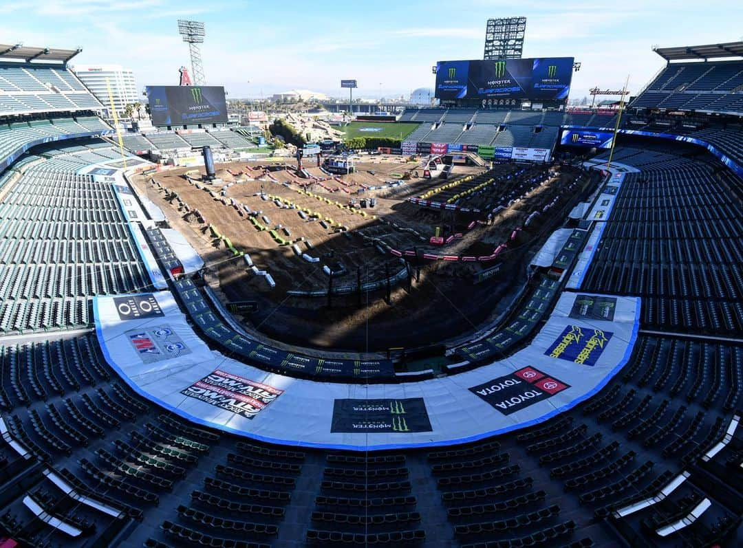 モンスターエナジーさんのインスタグラム写真 - (モンスターエナジーInstagram)「Track is looking A1 ‼️ ⠀⠀⠀⠀⠀⠀⠀ Gate drops on 2020 @monsterenergy @supercrosslive at 10:00 PM ET on NBC Sports 📺💻📱 ⠀⠀⠀⠀⠀⠀⠀ #MonsterEnergy #SupercrossLIVE #DropTheGate」1月5日 4時06分 - monsterenergy