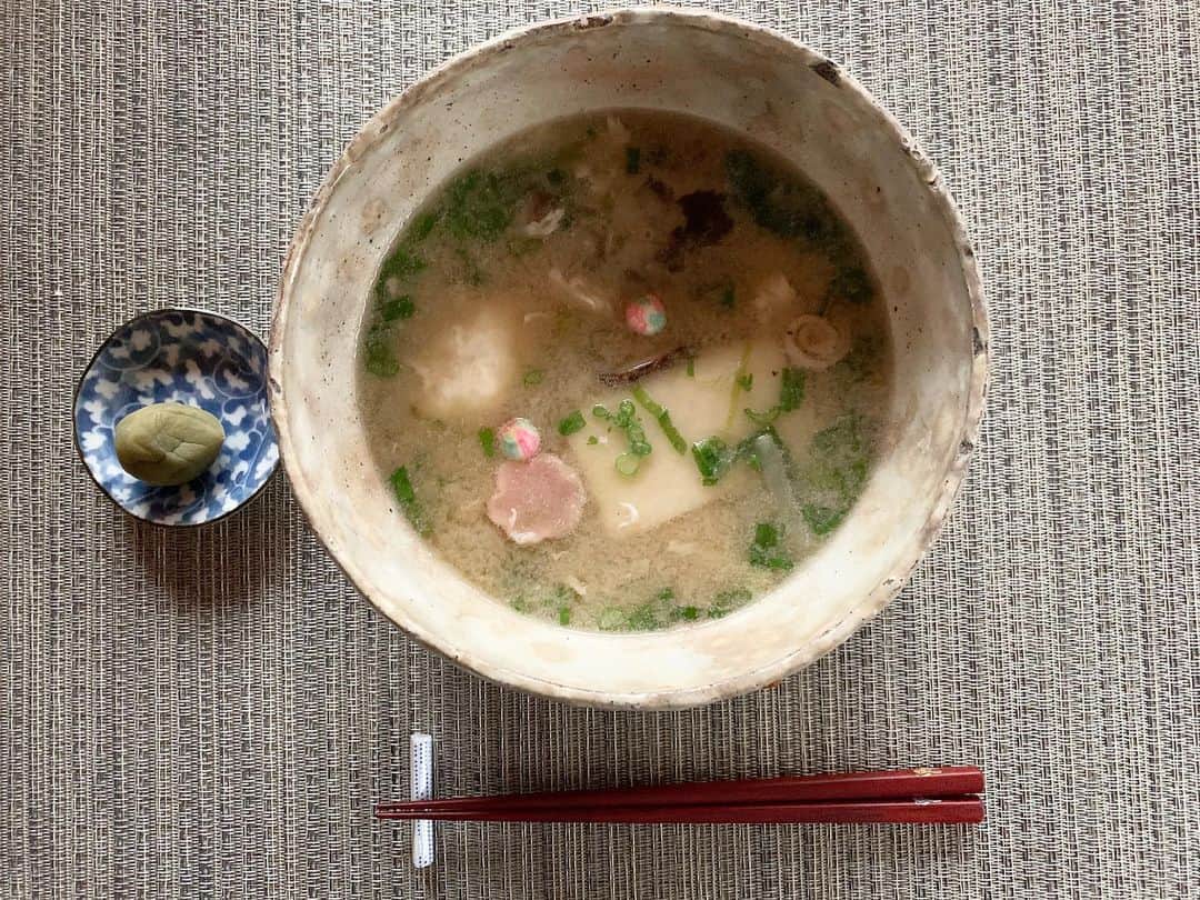 Monday満ちるさんのインスタグラム写真 - (Monday満ちるInstagram)「After weeks of baking and cooking, I was done, swore I wouldn’t do anything for at least a week. Habits are hard to break... #ozoni #traditionalnewyearsfood #comfortfood」1月5日 4時24分 - mondaymichiru